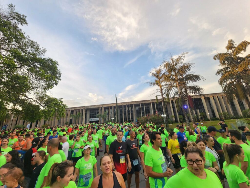 Corrida dos Poderes: Com clima agradável, evento reúne 2,5 mil pessoas Corrida dos Poderes: Com clima agradável, evento reúne 2,5 mil pessoas