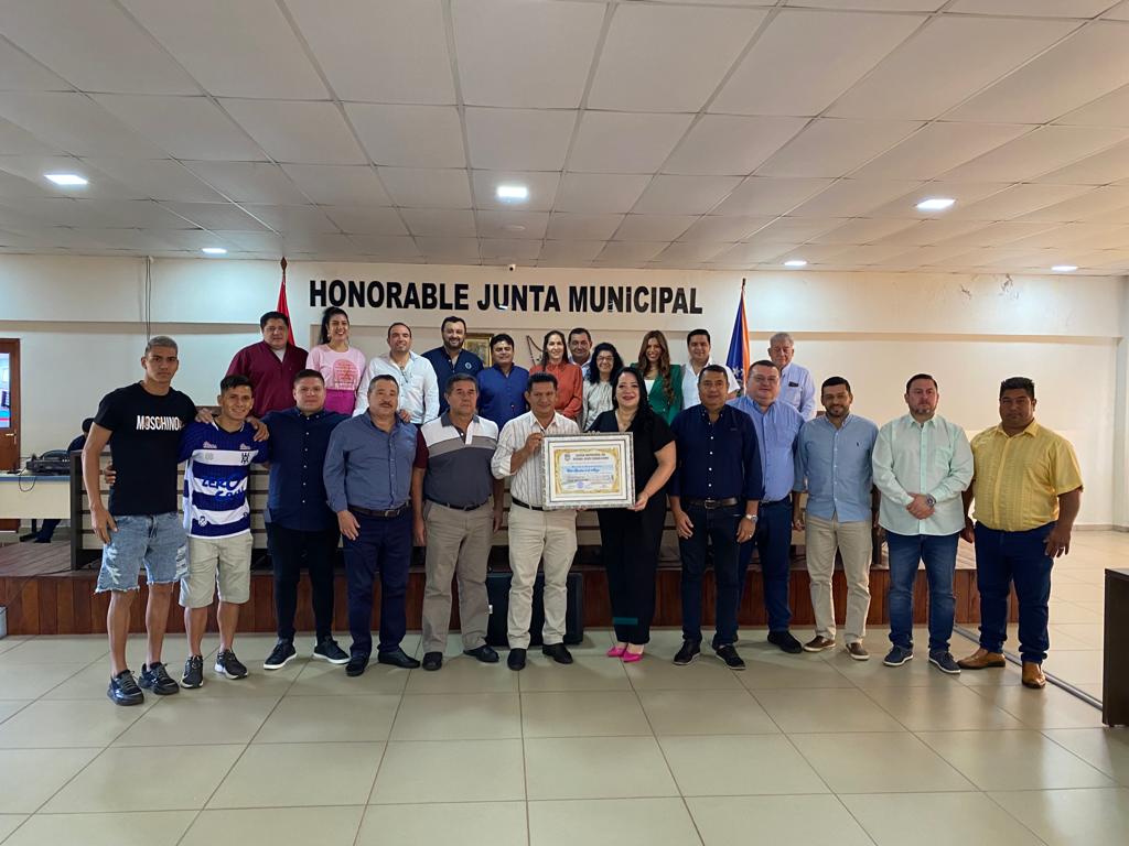 Jugadores, dirigentes y cuerpo técnico del 2 de Mayo homenajeados por la Junta Municipal Jugadores, dirigentes y cuerpo técnico del 2 de Mayo homenajeados por la Junta Municipal