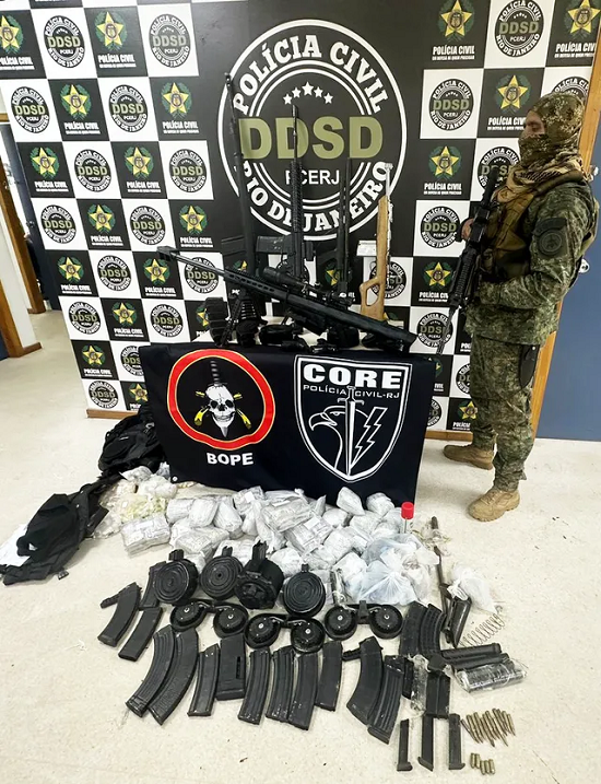 Polícia apreende réplica de metralhadora calibre .50 no 2º dia de operação na Maré Polícia apreende réplica de metralhadora calibre .50 no 2º dia de operação na Maré