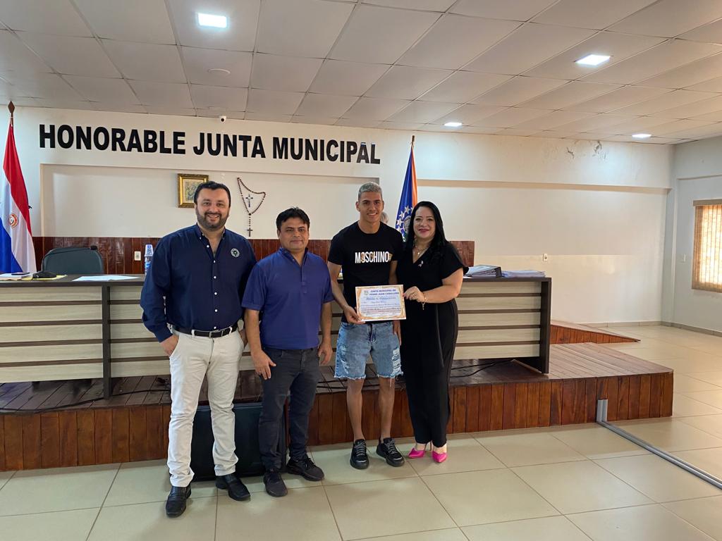 Jugadores, dirigentes y cuerpo técnico del 2 de Mayo homenajeados por la Junta Municipal Jugadores, dirigentes y cuerpo técnico del 2 de Mayo homenajeados por la Junta Municipal