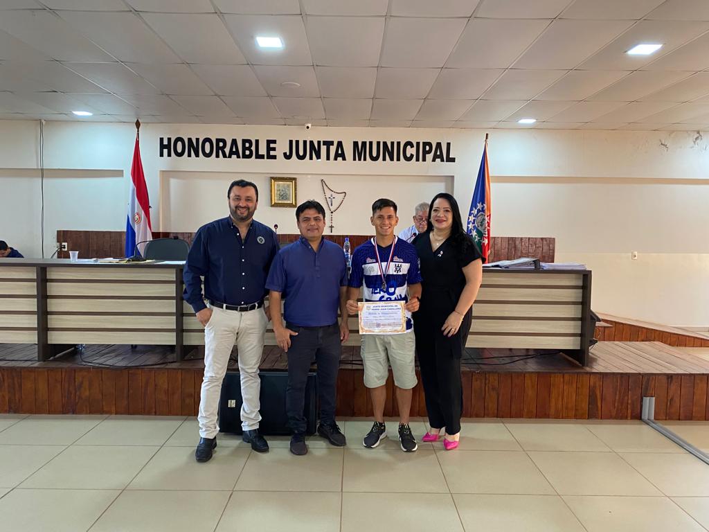 Jugadores, dirigentes y cuerpo técnico del 2 de Mayo homenajeados por la Junta Municipal Jugadores, dirigentes y cuerpo técnico del 2 de Mayo homenajeados por la Junta Municipal