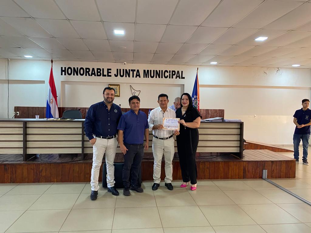 Jugadores, dirigentes y cuerpo técnico del 2 de Mayo homenajeados por la Junta Municipal Jugadores, dirigentes y cuerpo técnico del 2 de Mayo homenajeados por la Junta Municipal