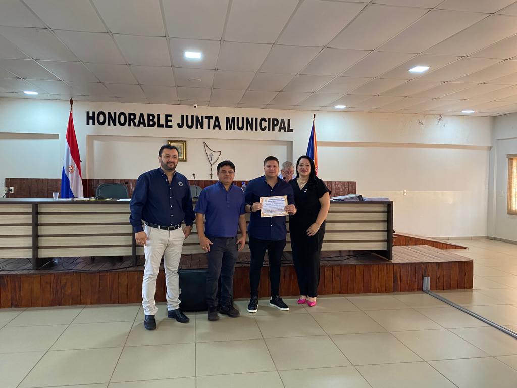 Jugadores, dirigentes y cuerpo técnico del 2 de Mayo homenajeados por la Junta Municipal Jugadores, dirigentes y cuerpo técnico del 2 de Mayo homenajeados por la Junta Municipal