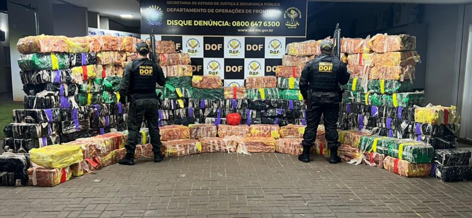 Carreta carregada com farelo de milho é apreendida pelo DOF com 4 toneladas de drogas Carreta carregada com farelo de milho é apreendida pelo DOF com 4 toneladas de drogas