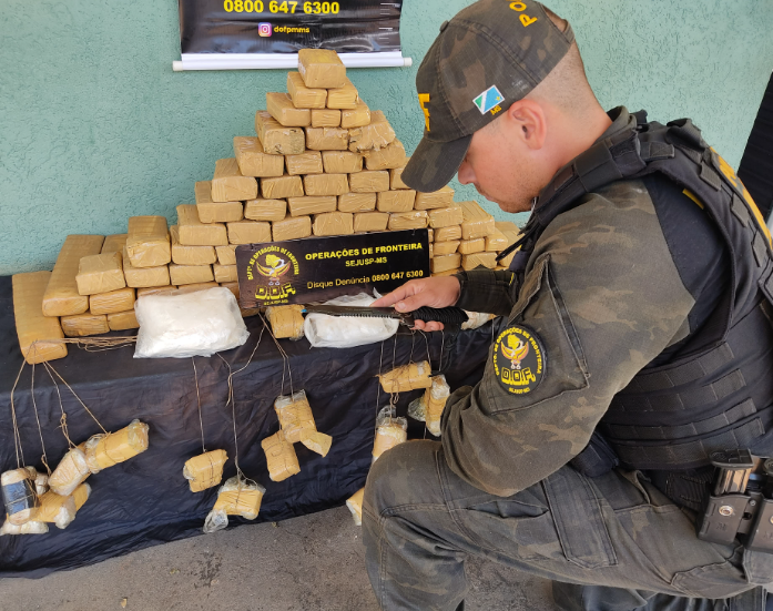 DOF apreende drogas em mocó de veículo que seguia para o RS DOF apreende drogas em mocó de veículo que seguia para o RS