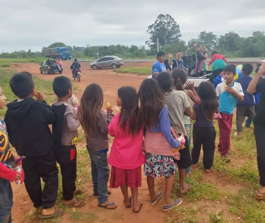 Prefeitura de Amambai leva alegria e doces às aldeias indígenas do município Prefeitura de Amambai leva alegria e doces às aldeias indígenas do município
