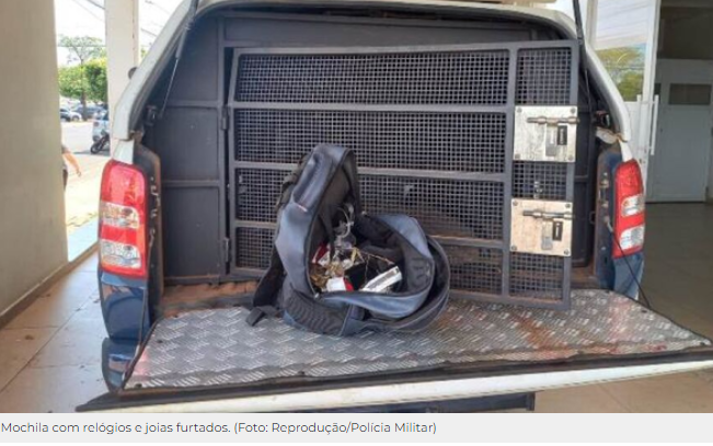 Dois morrem em confronto com a polícia após assalto em relojoaria Dois morrem em confronto com a polícia após assalto em relojoaria