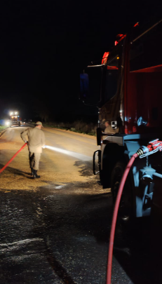 Bombeiros e Prefeitura de Amambai se unem para limpar rodovia após acidente com carreta de soja Bombeiros e Prefeitura de Amambai se unem para limpar rodovia após acidente com carreta de soja