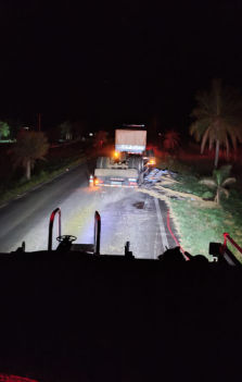 Bombeiros e Prefeitura de Amambai se unem para limpar rodovia após acidente com carreta de soja Bombeiros e Prefeitura de Amambai se unem para limpar rodovia após acidente com carreta de soja