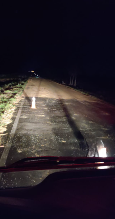 Bombeiros e Prefeitura de Amambai se unem para limpar rodovia após acidente com carreta de soja Bombeiros e Prefeitura de Amambai se unem para limpar rodovia após acidente com carreta de soja