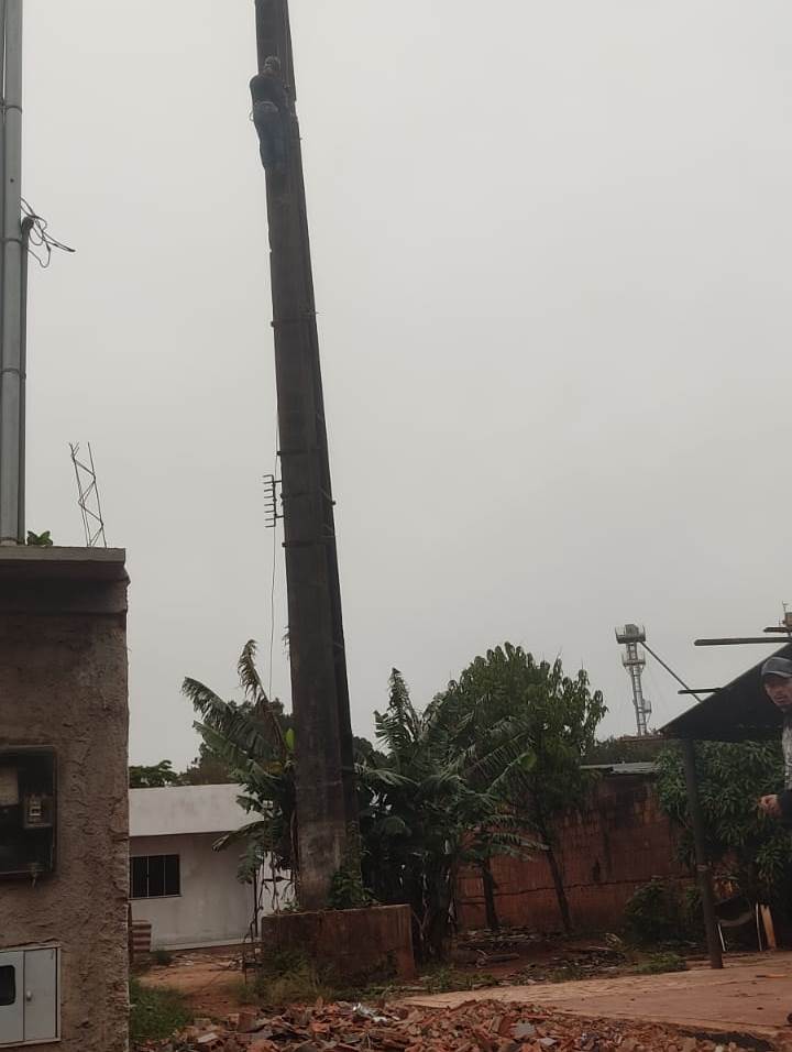 Homem é flagrado novamente tentando derrubar poste de concreto em área da ferroviária em Ponta Porã