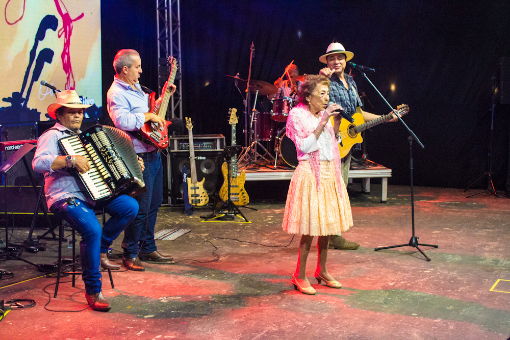 Em homenagem a mãe, filho de Delinha faz rifa para construir Associação Cultural Velha Casinha