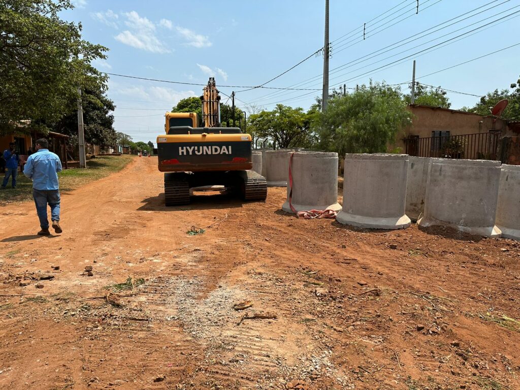 Acesso à UEMS e ao Júlia Cardinal recebe obras de drenagem Acesso à UEMS e ao Júlia Cardinal recebe obras de drenagem