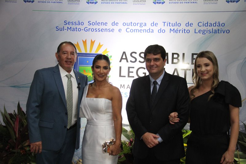 Numa festa pantaneira, ALEMS homenageia 81 pessoas que ajudam MS a crescer Numa festa pantaneira, ALEMS homenageia 81 pessoas que ajudam MS a crescer