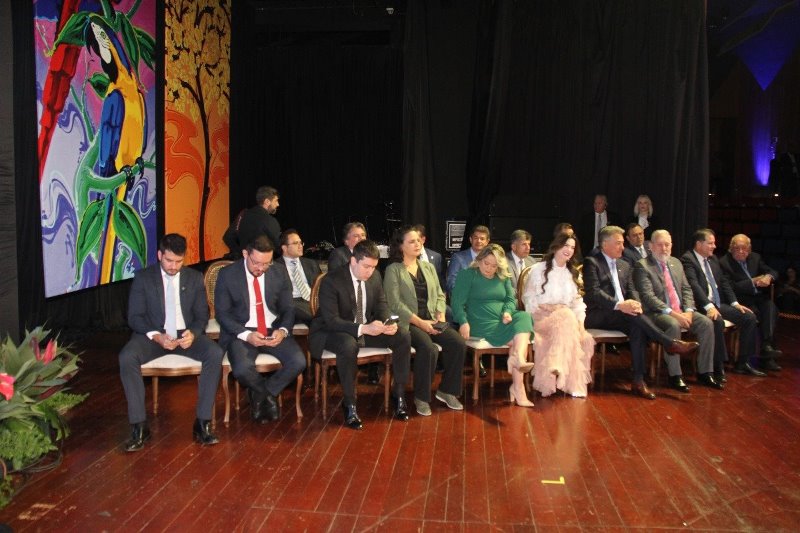 Numa festa pantaneira, ALEMS homenageia 81 pessoas que ajudam MS a crescer Numa festa pantaneira, ALEMS homenageia 81 pessoas que ajudam MS a crescer