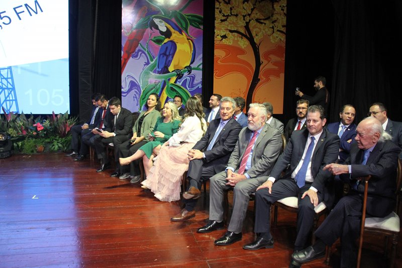 Numa festa pantaneira, ALEMS homenageia 81 pessoas que ajudam MS a crescer Numa festa pantaneira, ALEMS homenageia 81 pessoas que ajudam MS a crescer