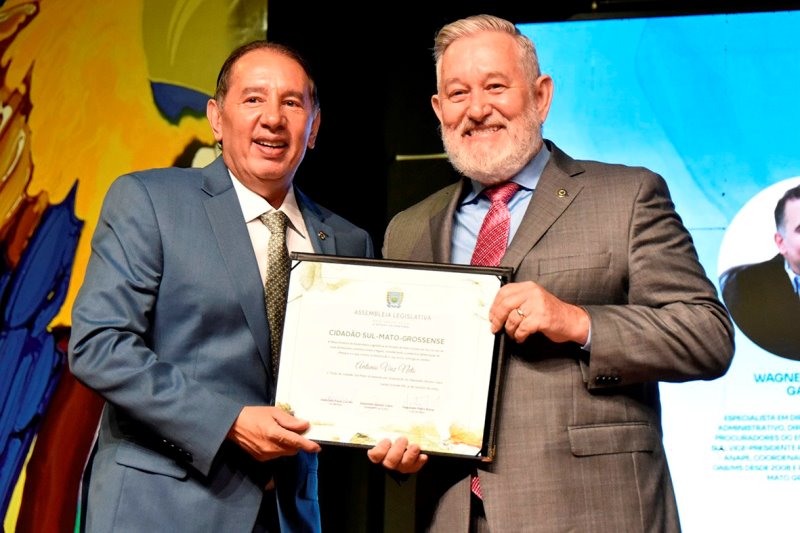 Numa festa pantaneira, ALEMS homenageia 81 pessoas que ajudam MS a crescer Numa festa pantaneira, ALEMS homenageia 81 pessoas que ajudam MS a crescer