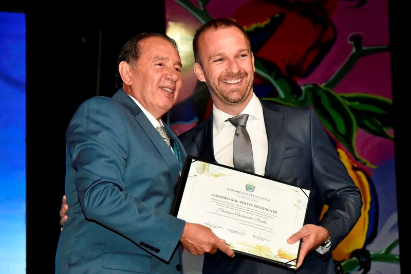 Numa festa pantaneira, ALEMS homenageia 81 pessoas que ajudam MS a crescer Numa festa pantaneira, ALEMS homenageia 81 pessoas que ajudam MS a crescer