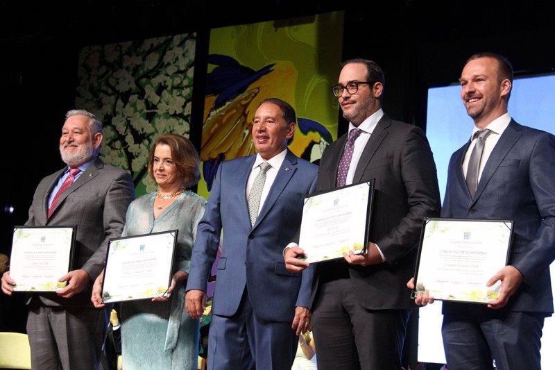 Numa festa pantaneira, ALEMS homenageia 81 pessoas que ajudam MS a crescer Numa festa pantaneira, ALEMS homenageia 81 pessoas que ajudam MS a crescer