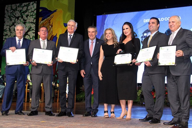 Numa festa pantaneira, ALEMS homenageia 81 pessoas que ajudam MS a crescer Numa festa pantaneira, ALEMS homenageia 81 pessoas que ajudam MS a crescer