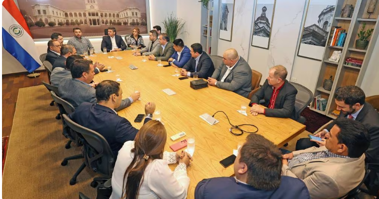 Cuatro gobernadores y ocho diputados confirman su pase al movimiento oficialista Cuatro gobernadores y ocho diputados confirman su pase al movimiento oficialista