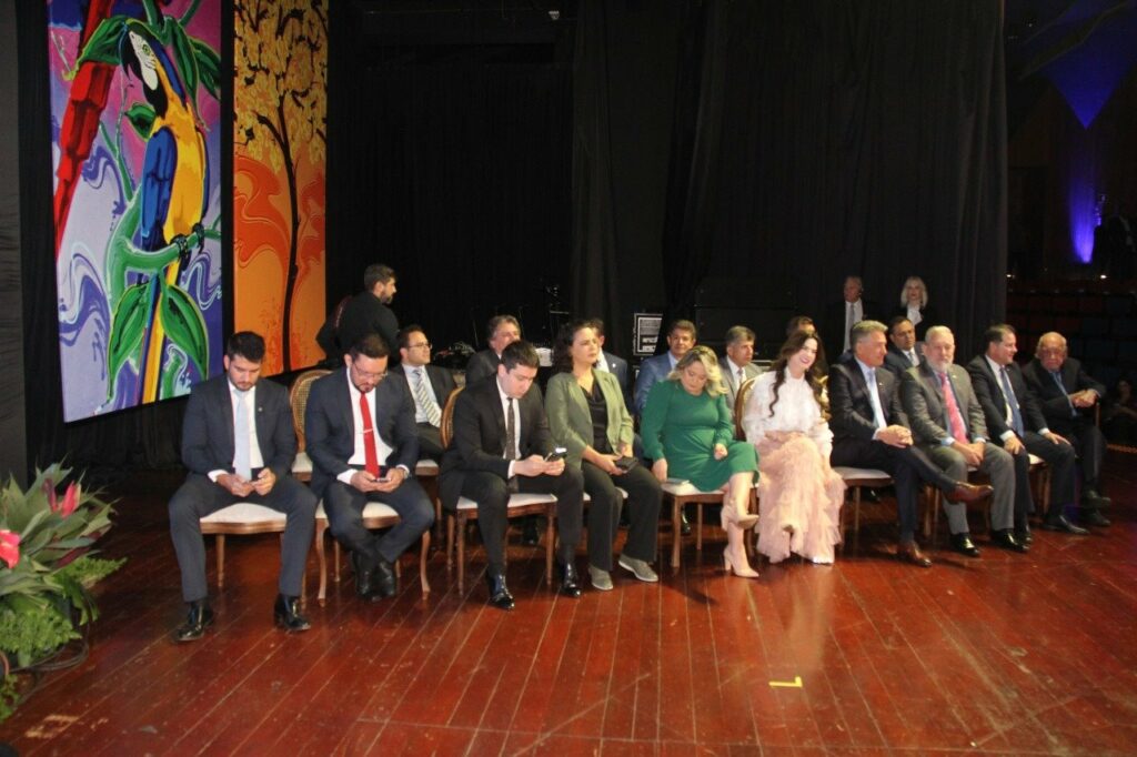 Numa festa pantaneira, ALEMS homenageia 81 pessoas que ajudam MS a crescer Numa festa pantaneira, ALEMS homenageia 81 pessoas que ajudam MS a crescer