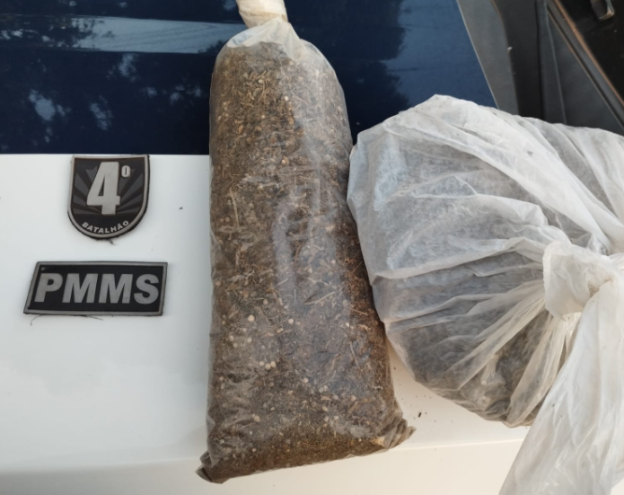 PM apreende droga que estava sendo transportada por indígena sobre um cavalo PM apreende droga que estava sendo transportada por indígena sobre um cavalo