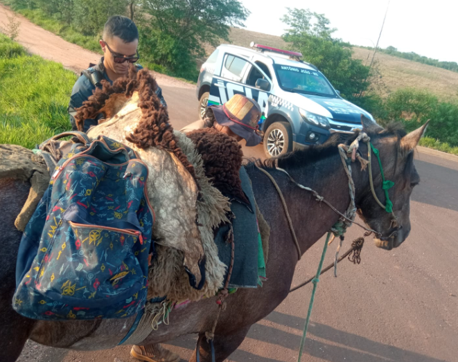 PM apreende droga que estava sendo transportada por indígena sobre um cavalo PM apreende droga que estava sendo transportada por indígena sobre um cavalo