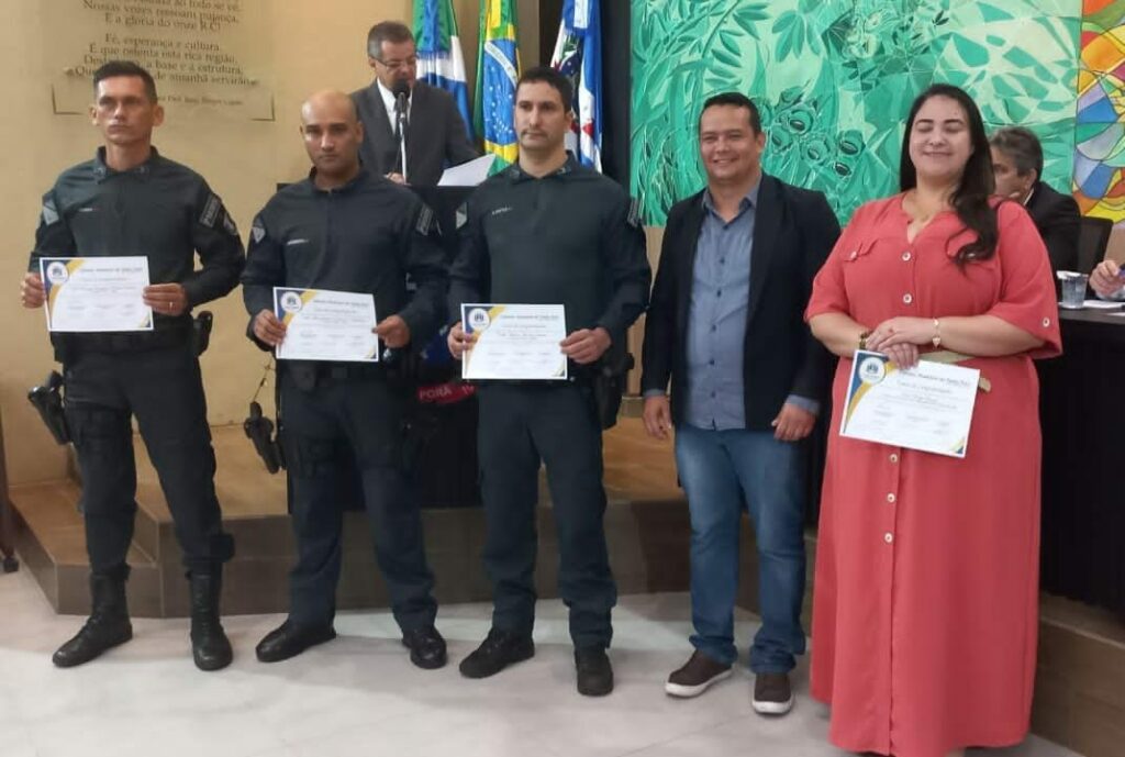 Vereadores de Ponta Porã entregam moção de aplausos a Policiais Militares do Distrito de Nova Itamarati Vereadores de Ponta Porã entregam moção de aplausos a Policiais Militares do Distrito de Nova Itamarati