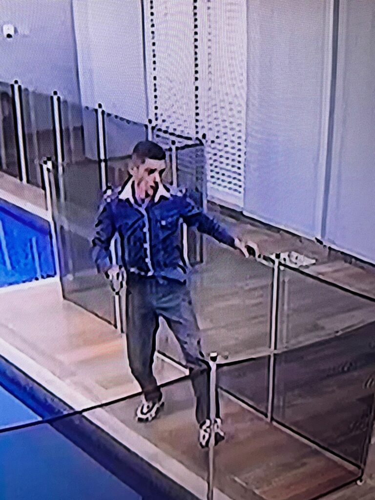 Ladrão audacioso rouba carro e espalha pânico no bairro Coopha Fronteira em Ponta Porã Ladrão audacioso rouba carro e espalha pânico no bairro Coopha Fronteira em Ponta Porã