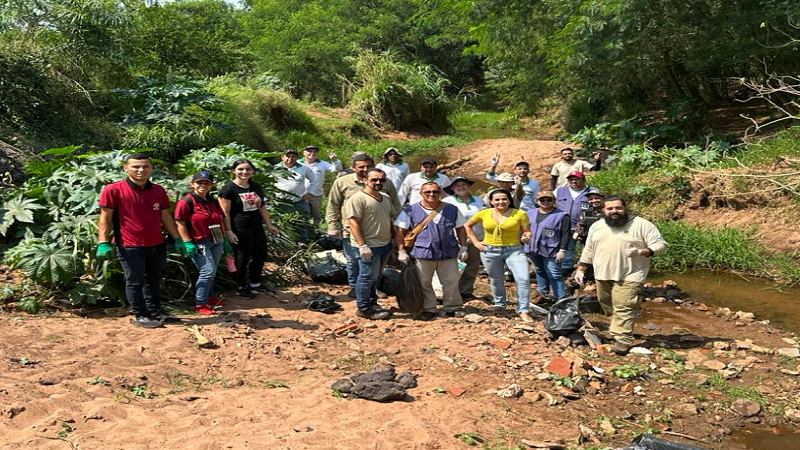 Em Amambai alunos, servidores e militares realizam ação de preservação ambiental no Córrego Retiro Em Amambai alunos, servidores e militares realizam ação de preservação ambiental no Córrego Retiro
