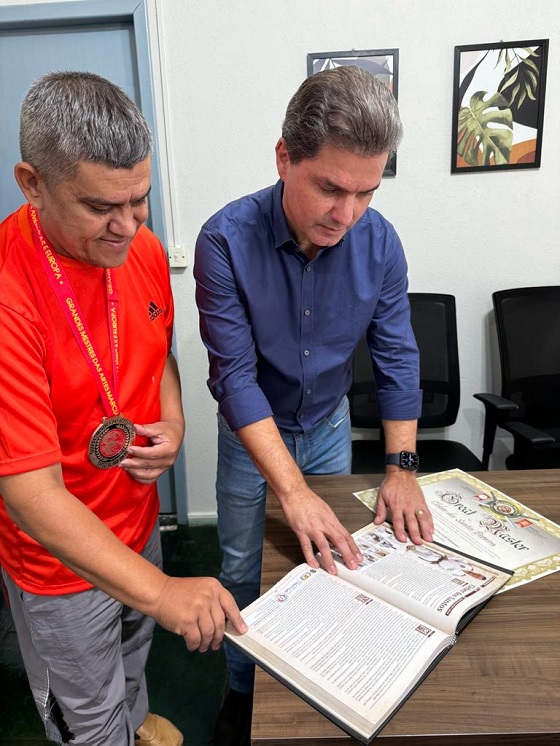 Cleber Pereira, destaque no livro Grandes Mestres – 14 ª edição, reúne-se com prefeito de Maracaju, no MS