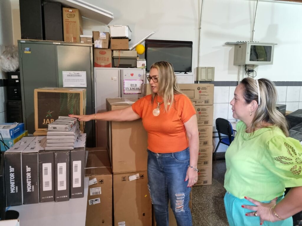 Escola Senador Saldanha Derzi recebe equipamentos comprados com recursos destinados por Lia Nogueira