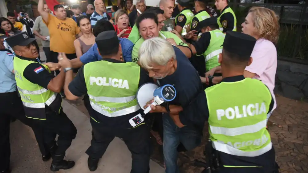 Fuerte custodio policial evita escrache a senador Dionisio Amarilla con incidentes