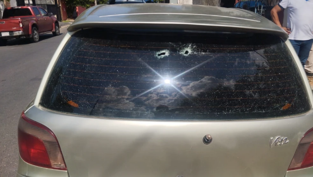 Desconocidos atacan a balazos un vehículo en Asunción