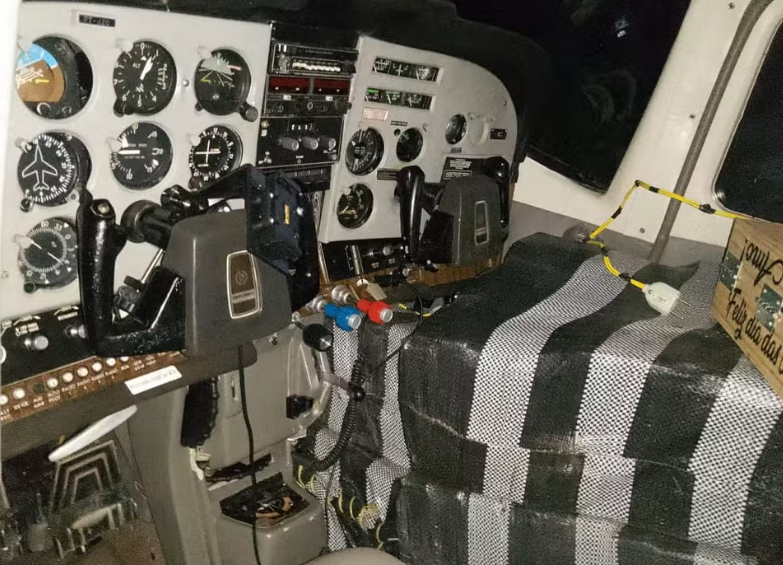 Avião com quase meia tonelada de cocaína faz pouso de emergência e piloto é preso Avião com quase meia tonelada de cocaína faz pouso de emergência e piloto é preso