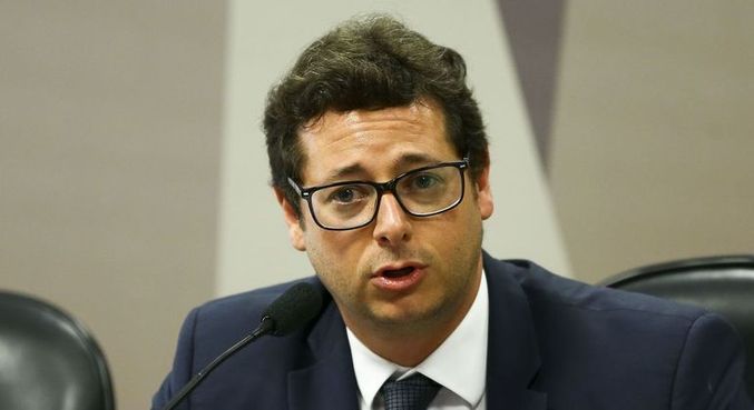 PF apreende celular de Carlos Bolsonaro em ação que investiga monitoramento ilegal da Abin PF apreende celular de Carlos Bolsonaro em ação que investiga monitoramento ilegal da Abin