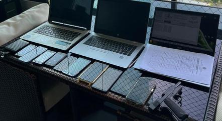 PF apreende celular de Carlos Bolsonaro em ação que investiga monitoramento ilegal da Abin PF apreende celular de Carlos Bolsonaro em ação que investiga monitoramento ilegal da Abin