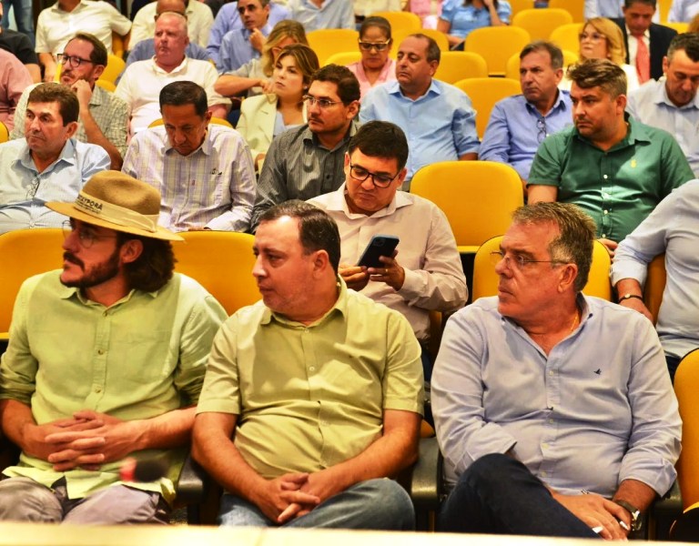 Eduardo Campos discute ações estratégicas com prefeitos e secretários de Estado Eduardo Campos discute ações estratégicas com prefeitos e secretários de Estado