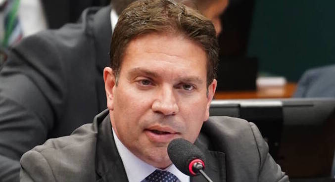 PF apreende celular de Carlos Bolsonaro em ação que investiga monitoramento ilegal da Abin PF apreende celular de Carlos Bolsonaro em ação que investiga monitoramento ilegal da Abin