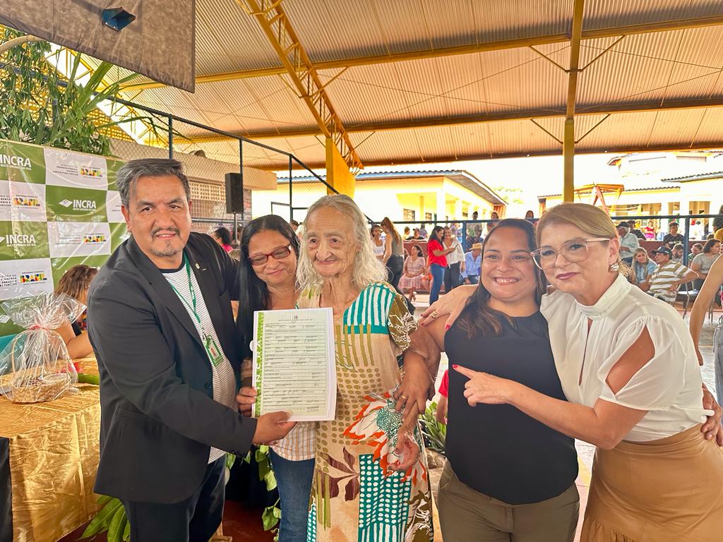 Entrega de títulos de propriedade ao PA Jiboia é celebrada com emoção e união Entrega de títulos de propriedade ao PA Jiboia é celebrada com emoção e união