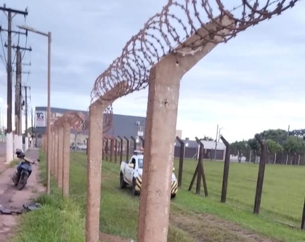 Em Ponta Porã, veículo perde o controle e derruba tela de proteção do aeroporto Internacional Em Ponta Porã, veículo perde o controle e derruba tela de proteção do aeroporto Internacional