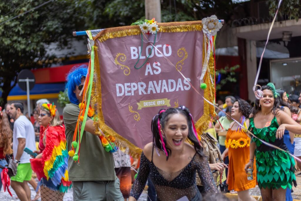 Bloco "As Depravadas" convida para muita ‘Paz & Amor & Alegria & Carnaval’ no dia 3 de fevereiro Bloco "As Depravadas" convida para muita ‘Paz & Amor & Alegria & Carnaval’ no dia 3 de fevereiro