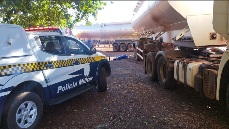 Motorista encontrado morto ao lado de carreta foi assassinado Motorista encontrado morto ao lado de carreta foi assassinado