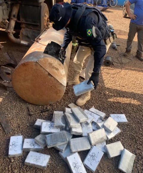 Idoso é preso com 250 kg de cocaína escondida em falso tanque de combustível Idoso é preso com 250 kg de cocaína escondida em falso tanque de combustível