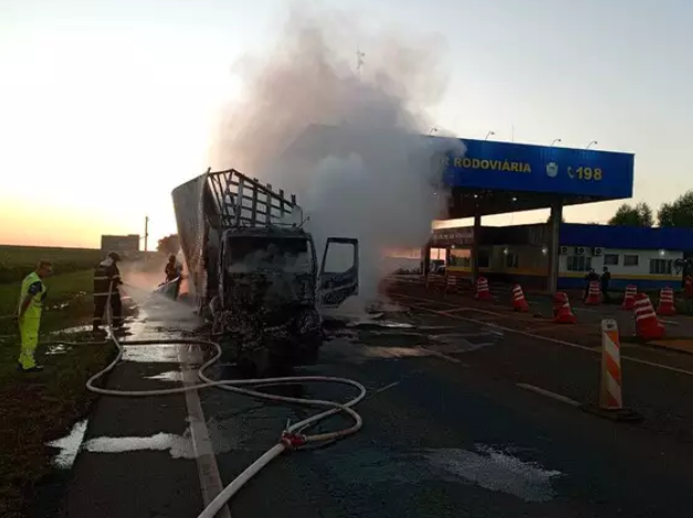 Caminhão com alimentos é destruído por fogo na MS-306 Caminhão com alimentos é destruído por fogo na MS-306