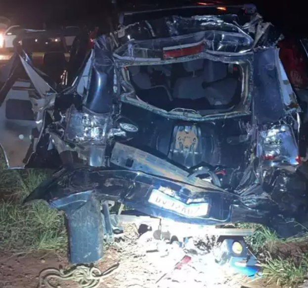 Três pessoas ficam feridas e traseira de carro é destruída em acidente Três pessoas ficam feridas e traseira de carro é destruída em acidente