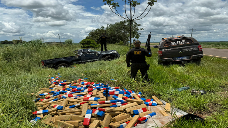 Maracaju: Camionete fura bloqueio do DOF e capota com quase uma tonelada de maconha Maracaju: Camionete fura bloqueio do DOF e capota com quase uma tonelada de maconha
