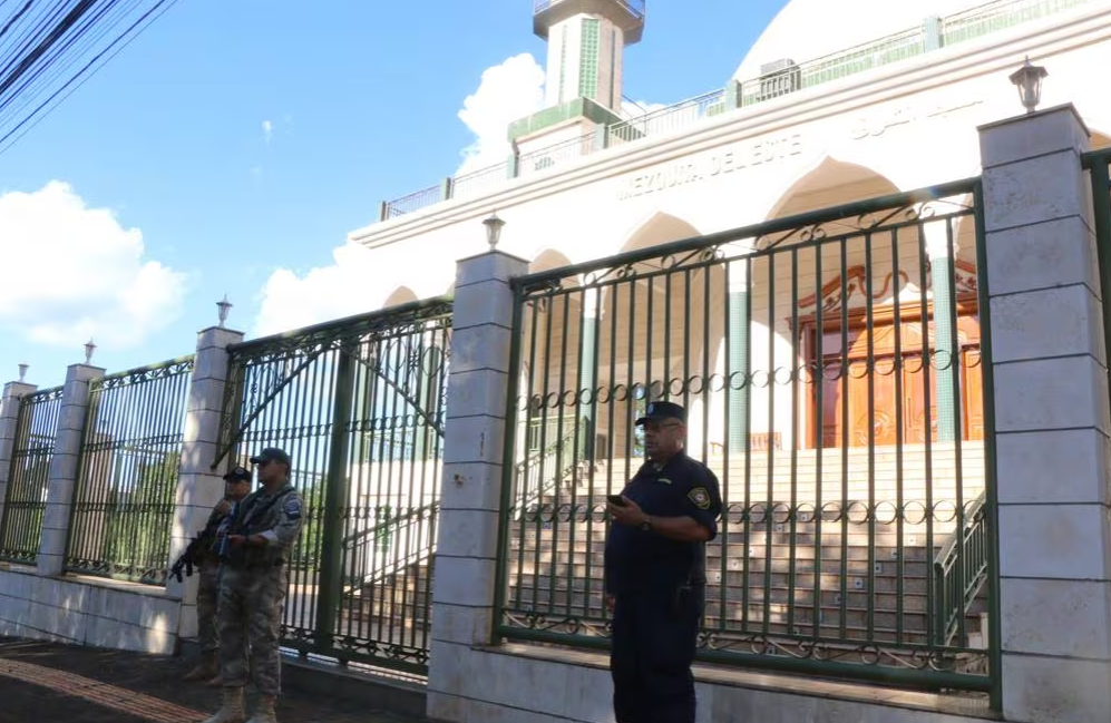 Resguardan mezquitas de CDE ante amenaza de atentado en Paraguay