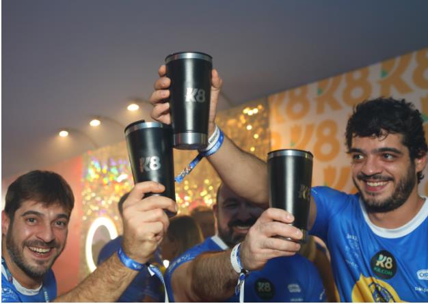 K8 leva convidados para camarote em primeira noite de carnaval em SP K8 leva convidados para camarote em primeira noite de carnaval em SP